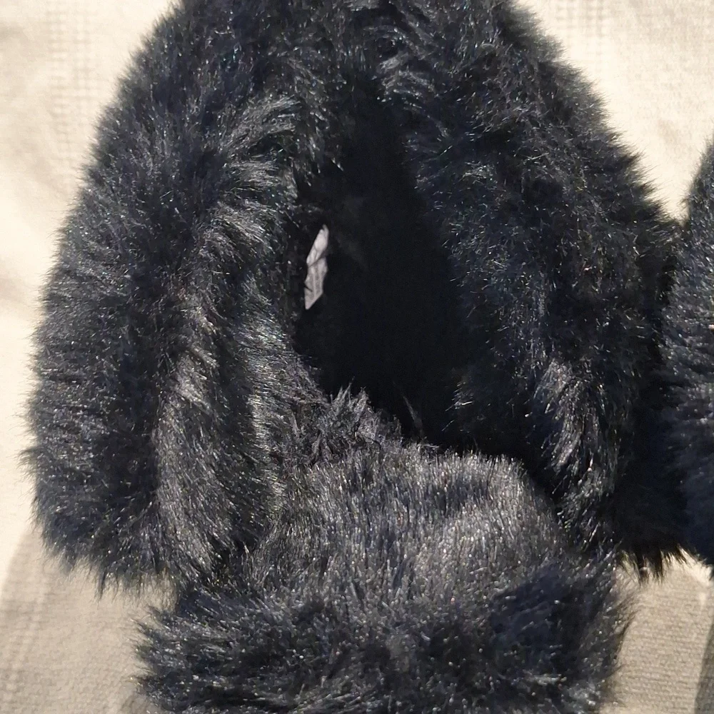 Khombu Artic Black suede and manmade winter weather boots size 9